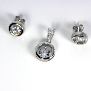 Classic solitarie pendant and earrings