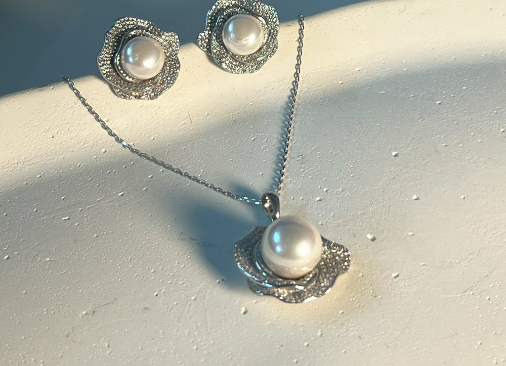 Moonbloom Pendant Set
